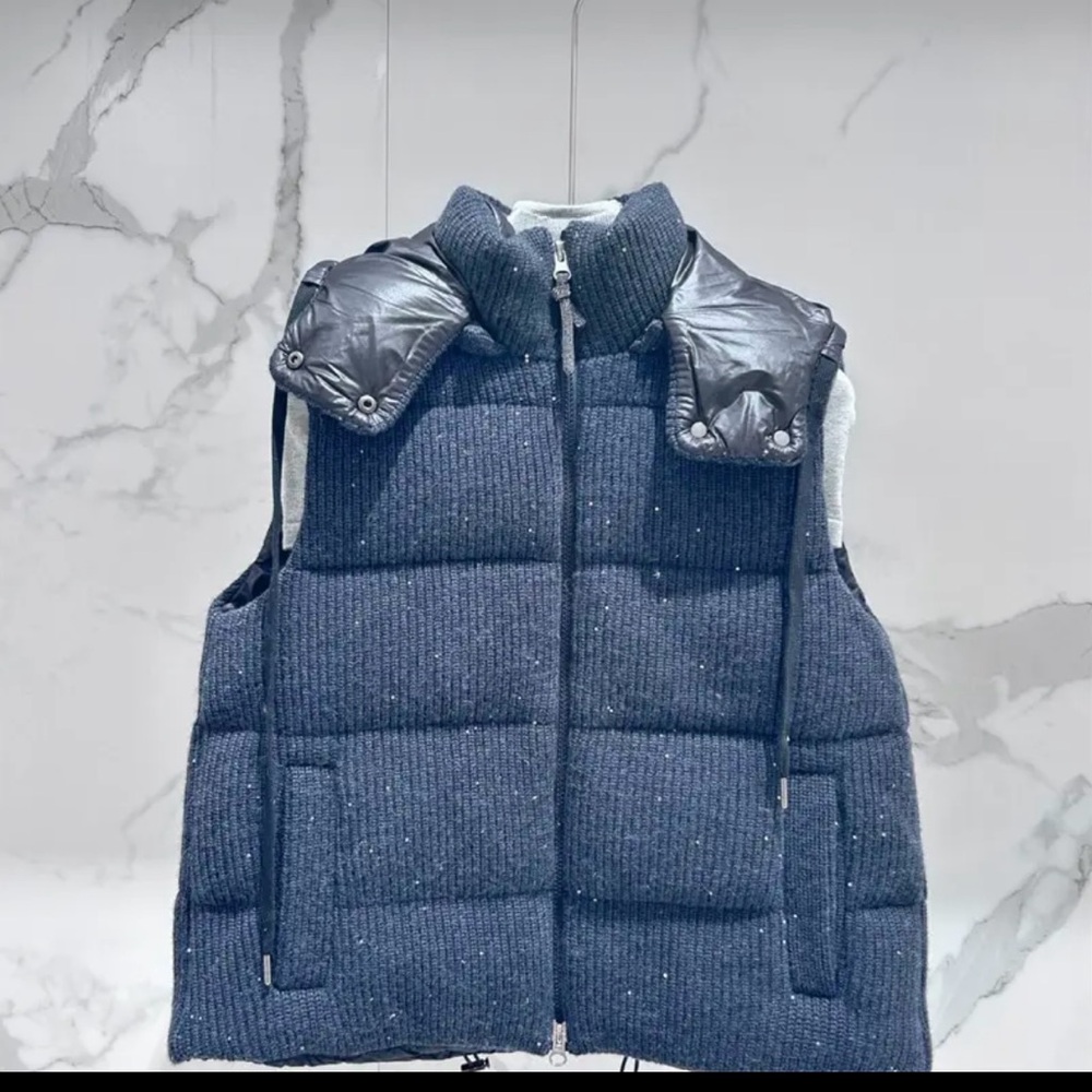 Sleeveless jacket